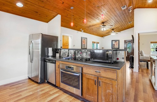 Fredericksburg House | Remodeled home with large fenced yard & central AC - drive minutes to wineries
