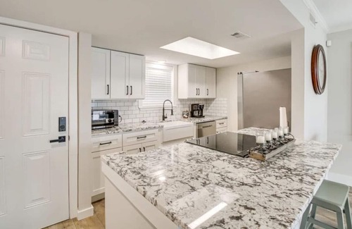 Lake Hamilton House | Remodeled Lakefront Condo w/Dock