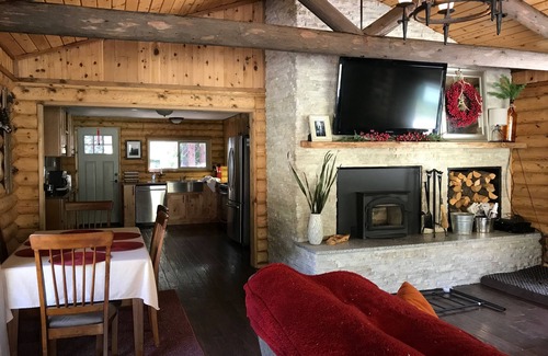 Saint Mary's House | Remodeled log cabin on the creek!