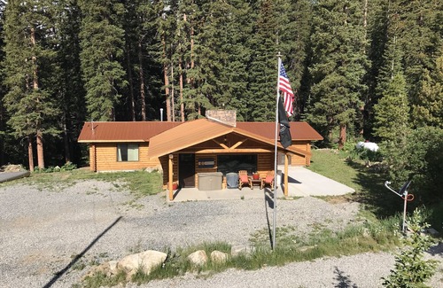 Saint Mary's House | Remodeled log cabin on the creek!