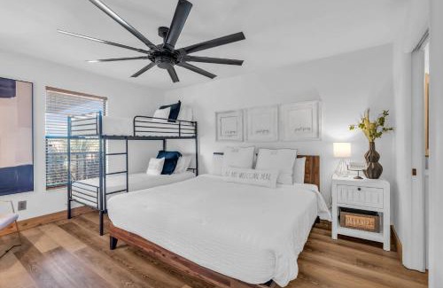 Park Shore House | Remodeled Luxury Condo with Lake Views