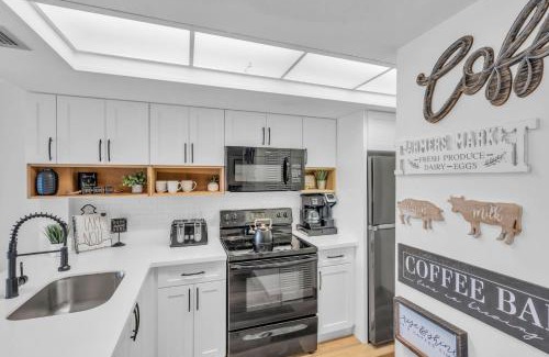 Park Shore House | Remodeled Luxury Condo with Lake Views