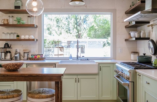 McMinnville House | Remodeled luxury home, 3 king bedroom suites, steps to Third Street