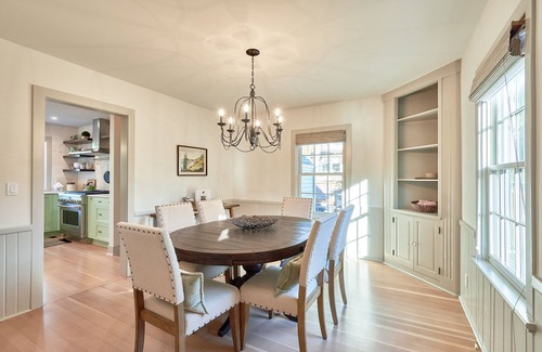 McMinnville House | Remodeled luxury home, 3 king bedroom suites, steps to Third Street