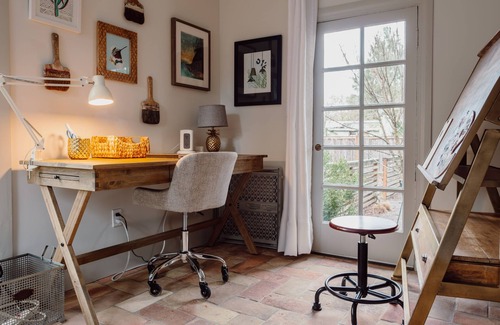 McMinnville House | Remodeled luxury home, 3 king bedroom suites, steps to Third Street