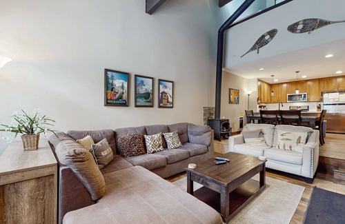 Mammoth Lakes Condo | Remodeled, luxury townhome w/shared pool, hot tub, & complex game room