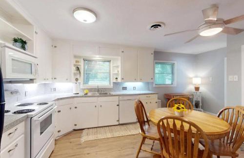Navasota House | Remodeled Mid-Century Home Near Downtown & Hwy 6 in College Station, Texas