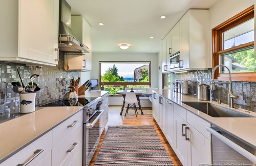 Richmond Highlands House | Remodeled mid-century view home close to Seattle
