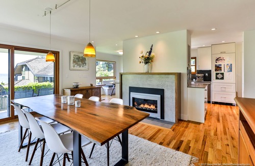 Richmond Highlands House | Remodeled mid-century view home close to Seattle