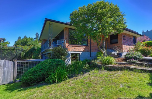 Richmond Highlands House | Remodeled mid-century view home close to Seattle