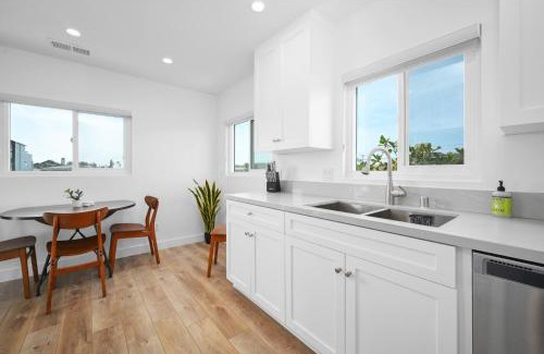 West Newport House | Remodeled - Modern - 2 Bedroom - Walk to the Beach
