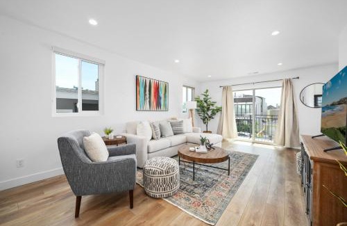 West Newport House | Remodeled - Modern - 2 Bedroom - Walk to the Beach