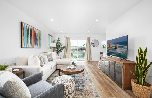 West Newport House | Remodeled - Modern - 2 Bedroom - Walk to the Beach