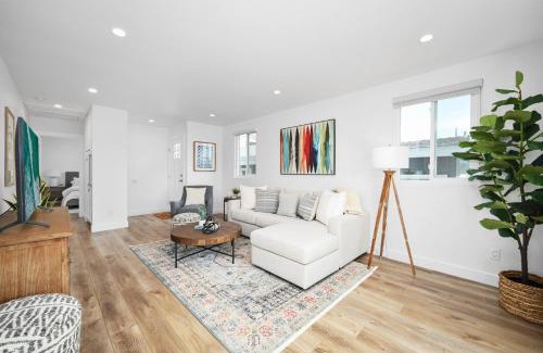 West Newport House | Remodeled - Modern - 2 Bedroom - Walk to the Beach