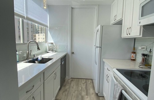 Diamond Head - Kapahulu - St. Louis Condo | Remodeled oasis in the heart of Waikiki! Min. from beach, shops, & restaurants!