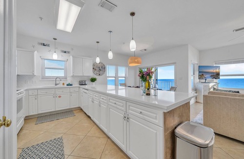 Crystal Beach Condo | Remodeled Penthouse | Beachfront | Pool+Hot Tub | Beach Gear | Emerald Dunes 501