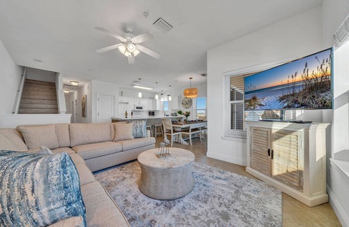 Crystal Beach Condo | Remodeled Penthouse | Beachfront | Pool+Hot Tub | Beach Gear | Emerald Dunes 501