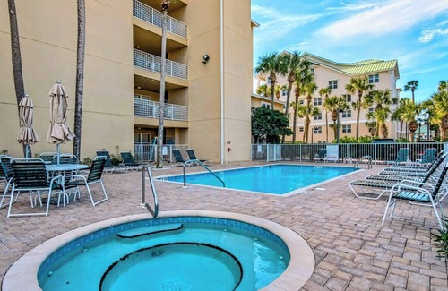 Crystal Beach Condo | Remodeled Penthouse | Beachfront | Pool+Hot Tub | Beach Gear | Emerald Dunes 501