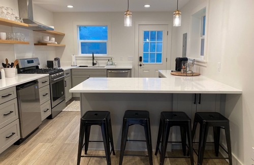Fall City Cottage | Remodeled Studio Cottage! Walk to Lake and Hiking Trails