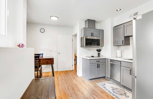 Sunset Hill Apartment | Remodeled studio in lovely neighborhood with shared yard and fast WiFi - dog OK