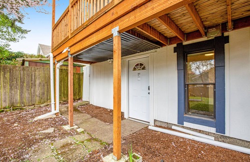 Sunset Hill Apartment | Remodeled studio in lovely neighborhood with shared yard and fast WiFi - dog OK