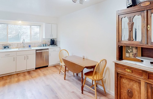 Northeast Reno House | Remodeled townhouse near downtown Reno with mtn views, fireplace, streaming, W/D