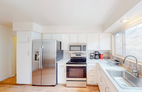 Northeast Reno House | Remodeled townhouse near downtown Reno with mtn views, fireplace, streaming, W/D