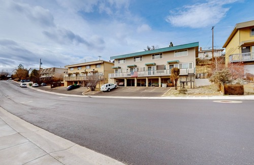 Northeast Reno House | Remodeled townhouse near downtown Reno with mtn views, fireplace, streaming, W/D