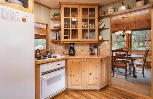 Estes Park Cabin | Remodeled vintage cabins! 31 day stay minimum. Longs Peak view! Sleeps 10.
