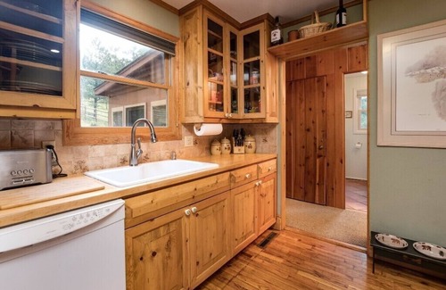 Estes Park Cabin | Remodeled vintage cabins! 31 day stay minimum. Longs Peak view! Sleeps 10.