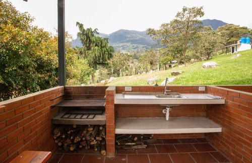 Pacho Cottage | Remodelled Cosy House in the Country Side Stunning Mountain View - Close to City
