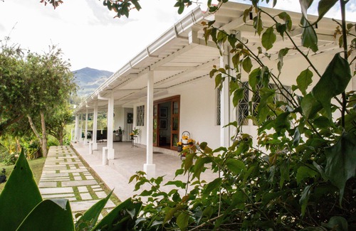 Pacho Cottage | Remodelled Cosy House in the Country Side Stunning Mountain View - Close to City