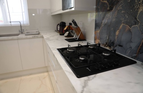 London Borough of Bromley House | Remodelled Stylish 3 bed-3 bath in Orpington with garden. 10 mins to Bromley