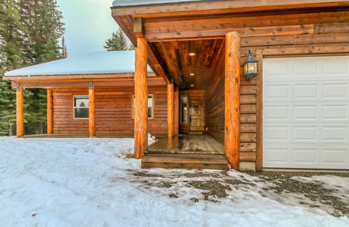 Tamarack Resort Cabin | REMOTE CABIN WITH HOT TUB AND MOVIE THEATER
