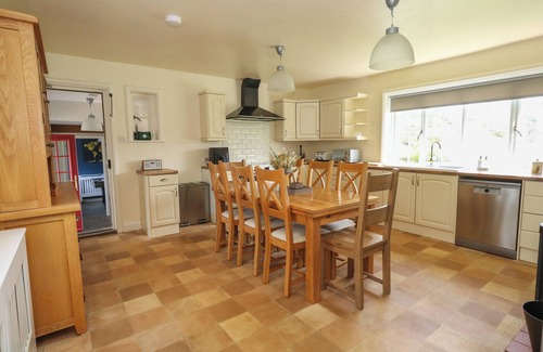 Corfe Cottage | REMPSTONE FARMHOUSE, pet friendly, with hot tub in Corfe Castle