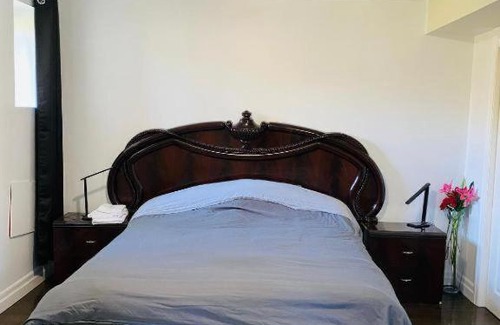 Oakridge House | Renaissance IV Suite Space Share A room Toronto Canada
