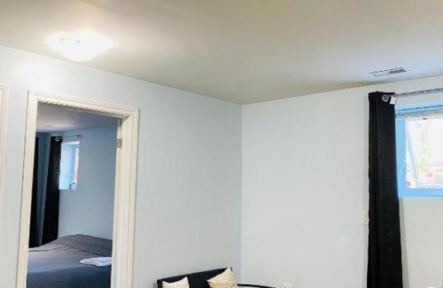 Oakridge House | Renaissance IV Suite Space Share A room Toronto Canada