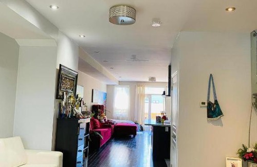 Oakridge House | Renaissance IV Suite Space Share A room Toronto Canada
