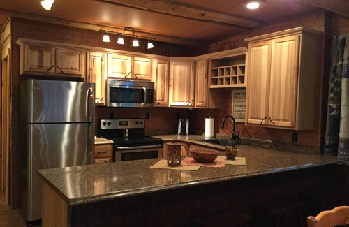 Primrose Cabin | Renfro's Lakeside Retreat - Cabin's and R.V. Park