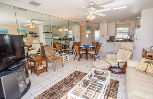 Siesta Key Villa | Renovated 1 Bed/1 Bath Condo on Siesta Beach!