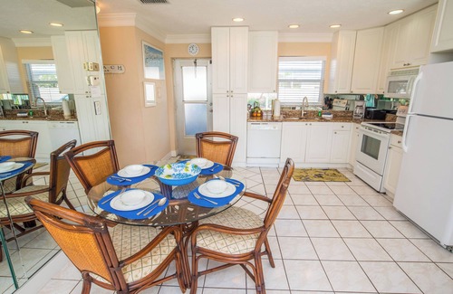 Siesta Key Villa | Renovated 1 Bed/1 Bath Condo on Siesta Beach!