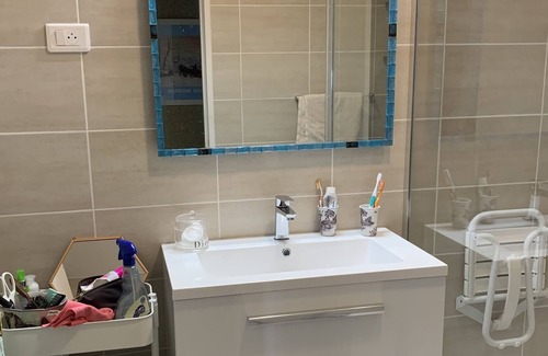 Angouleme Bed & Breakfast | Renovated 1 bedroom apartment + bathroom