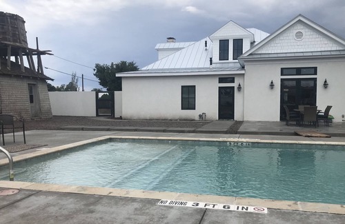 Marfa House | Renovated 1800's 4bd home, 3blk to dwtn, Private Pool, 2 jetted tubs, 2 patio's