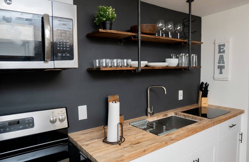 Highland Garden Condo | Renovated 1920'S Charming Industrial 2/2 Unit