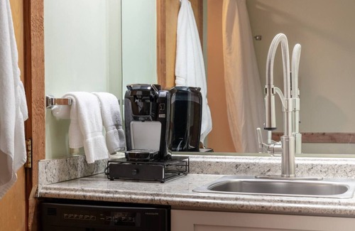 Davis Condo | Renovated 1BR with mini-kitchen, large jacuzzi