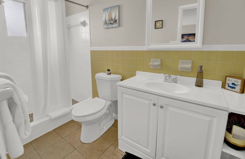 Crescent Beach Condo | Renovated 2 BDR Bungalow Steps to Beach w/ Kitchen