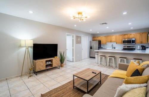 Allapattah Apartment | Renovated 2 BD Home w/Private Parking, Gallery & W/D