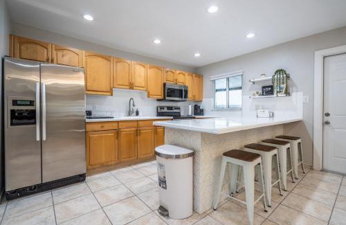 Allapattah Apartment | Renovated 2 BD Home w/Private Parking, Gallery & W/D