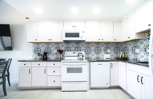 Bodden Town Apartment | Renovated 2 Bdr Beachfront Condo w/Pool + Tennis