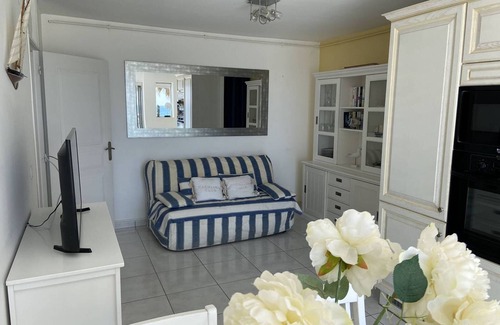 La Jetee Apartment | Renovated 2-room apartment with sea view, air conditioning and balcony, near shops